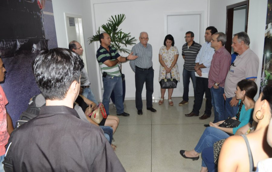 Servidores são recebido por representante do Paço