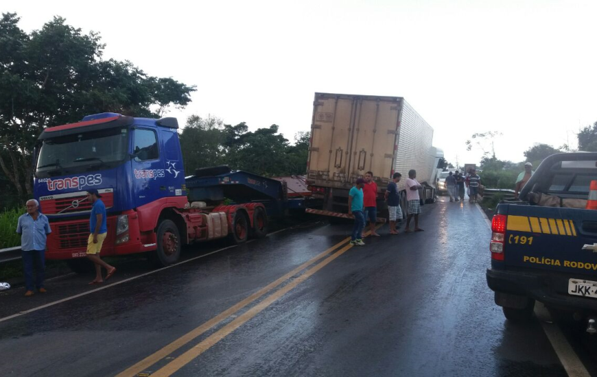 Caminhões bateram de frente sobre ponte