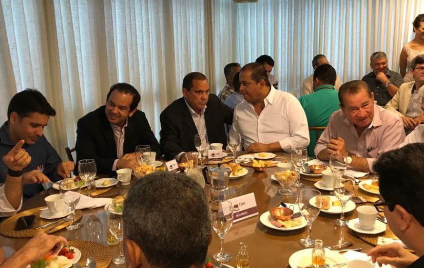 Eduardo Gomes e Vicentinho em café da manhã na Fieto
