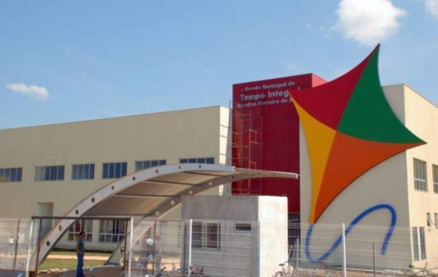 Professores contratados estão sem receber
