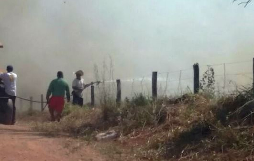 Combate às chamas começou a ser feito pela população