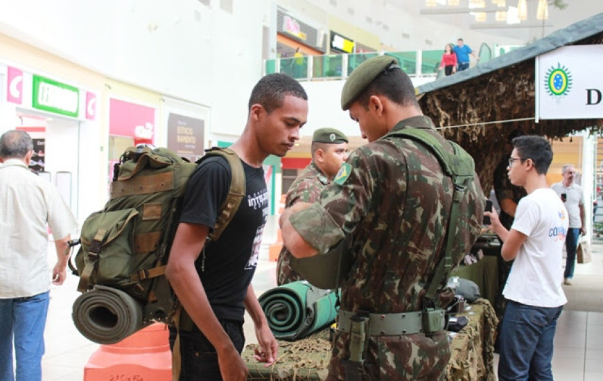 Estande terá equipamentos militares.
