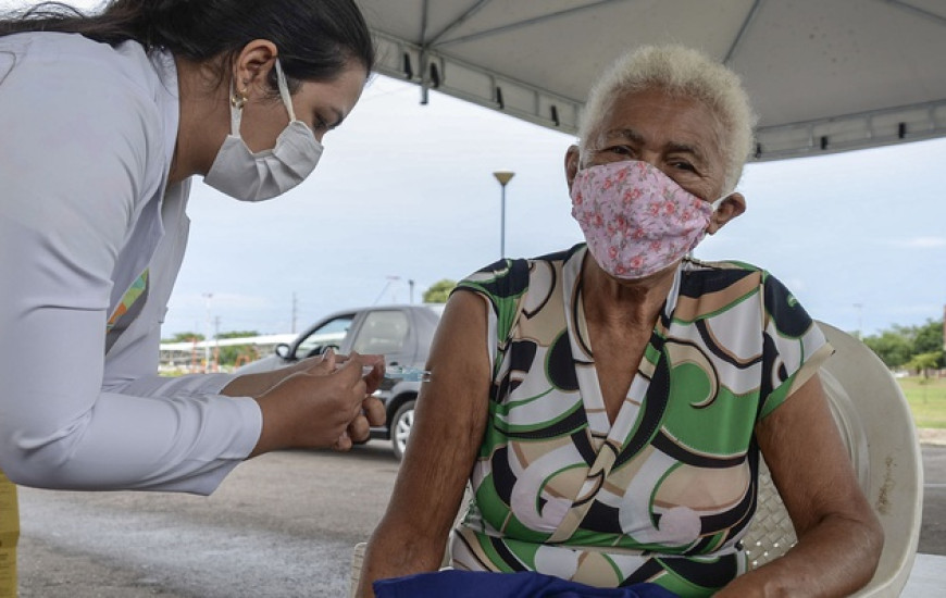 Maria dos Anjos recebeu a primeira dose durante a ação pelo sistema drive-thru