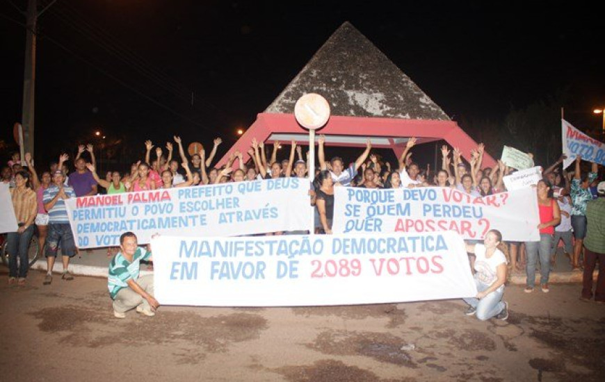 Moradores defendem permanência de prefeito