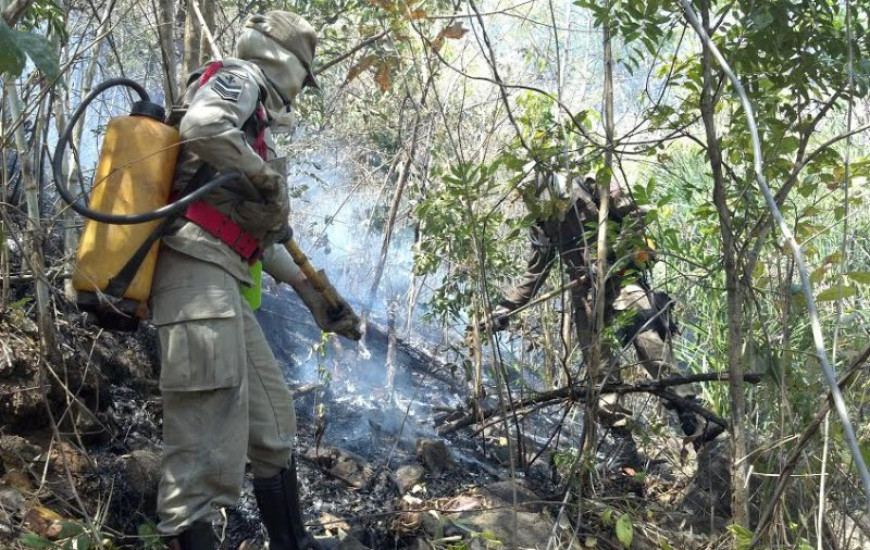 Local dificultou trabalho dos bombeiros