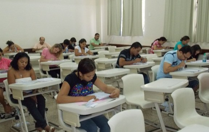 Candidatos fazem prova