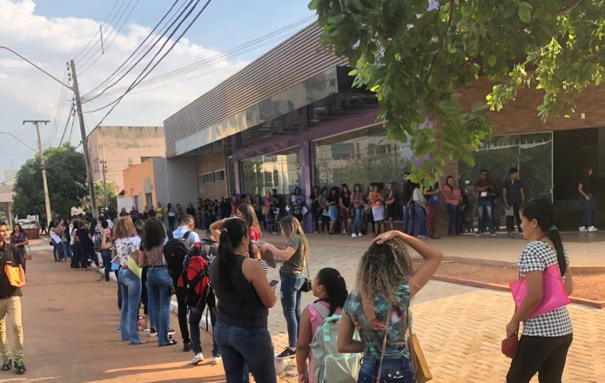 Fila na porta do estabelecimento desde as 7h. 