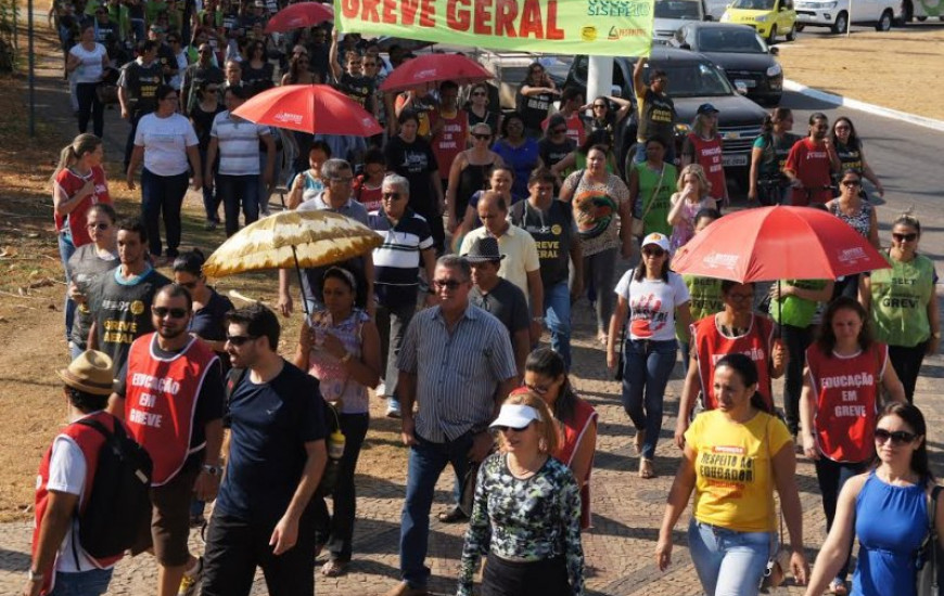 Servidores caminharam pela Praça dos Girassóis