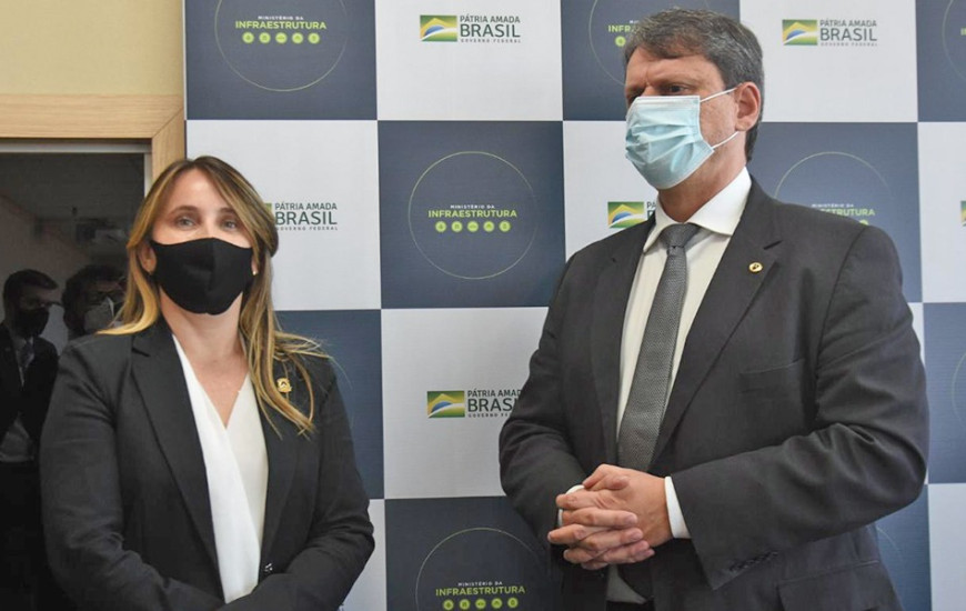 Secretária Juliana Passarin apresenta demandas ao ministro da Infraestrutura.