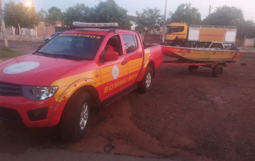 Equipe de buscas do Corpo de Bombeiros Militar a caminho do Rio Santa Tereza