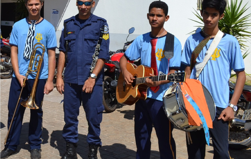 Instrutor com alunos da Banda Mirim da Guarda Metropolitana