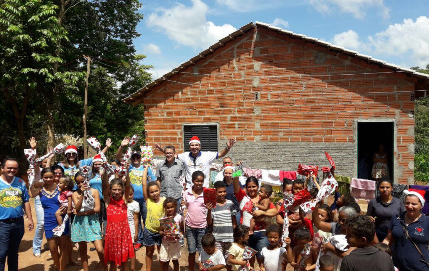 Crianças de vários bairros da cidade receberam presentes 