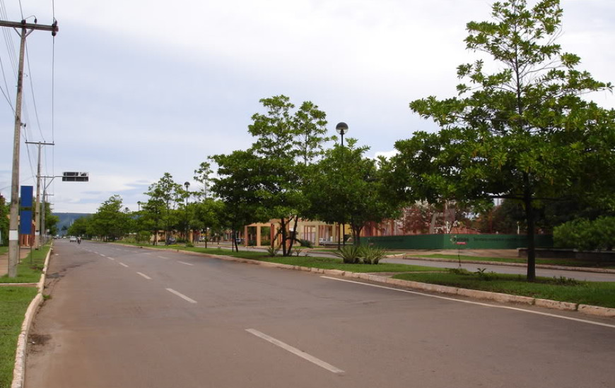 Veículo foi abandonado na Av. Palmas Brasil