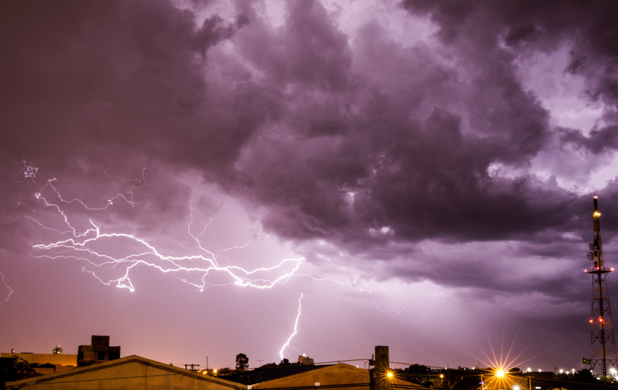 Forte chuva, com intensidade de raios, começou a cair sobre a cidade