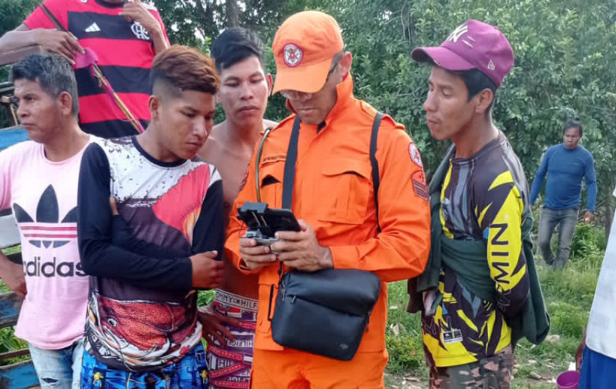 Bombeiro manuseia controle de drone termal, capaz de captar calor humano