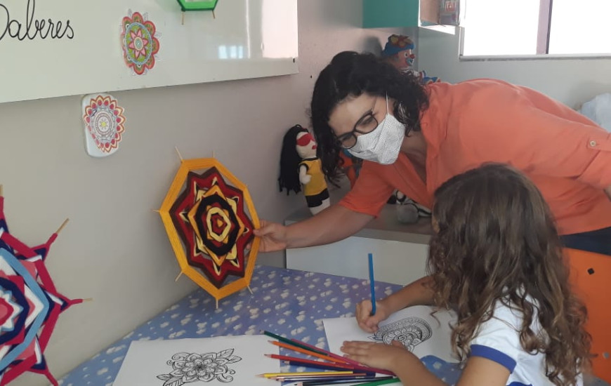 O trabalho feito a mão permite abordar e conectar os conteúdos escolares.