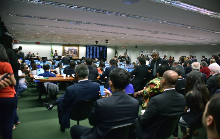 Auditório lotado por parlamentares e servidores