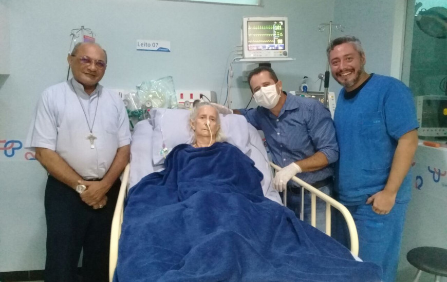 Paciente recebe visita de líder religioso