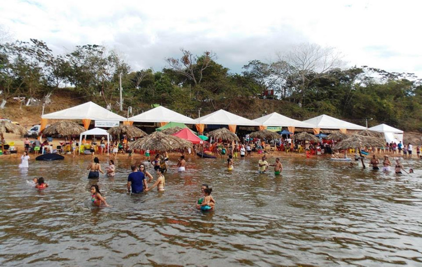Praia conta com estrutura para receber visitantes