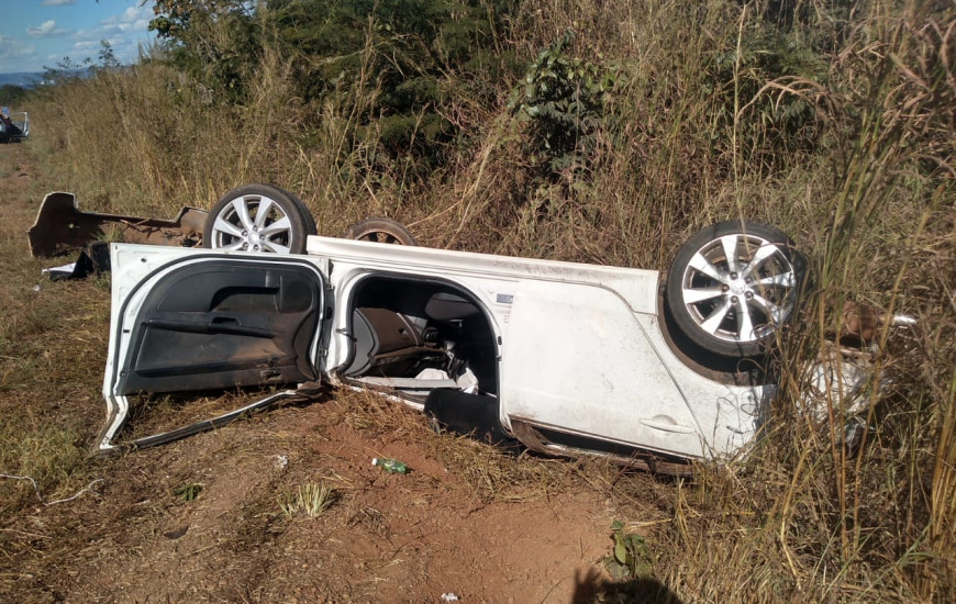 Carro capotado ficou praticamente destruído às margens da rodovia