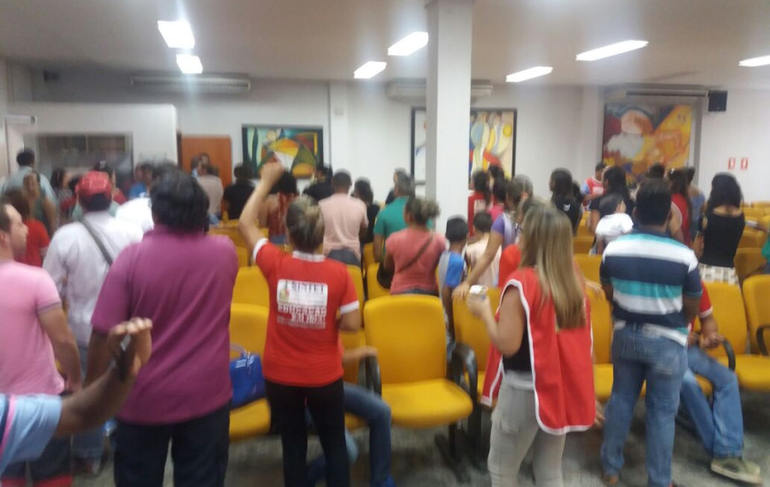 Professores viram as costas em pronunciamento de vereador da base