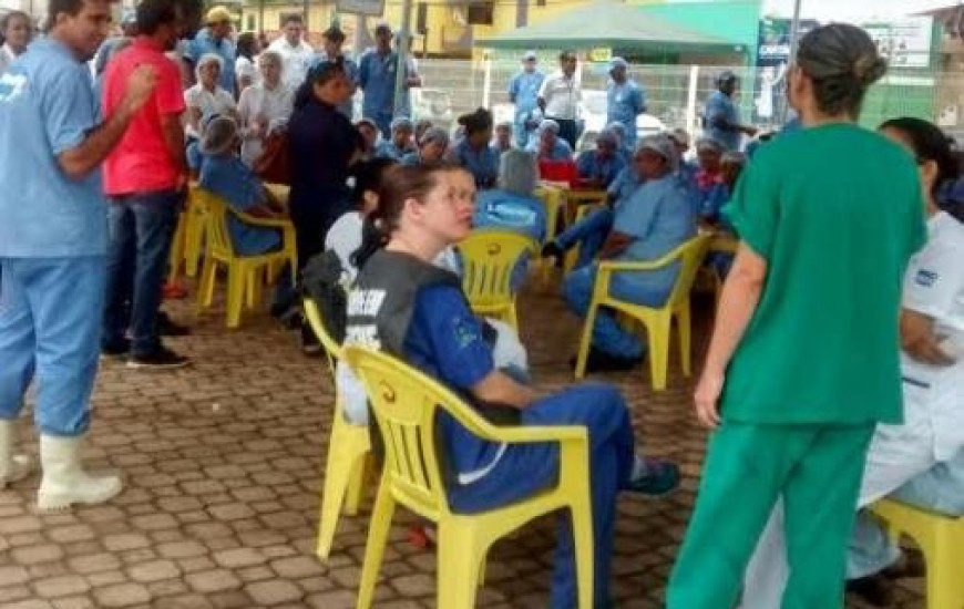 Funcionários de empresa terceirizada em protesto