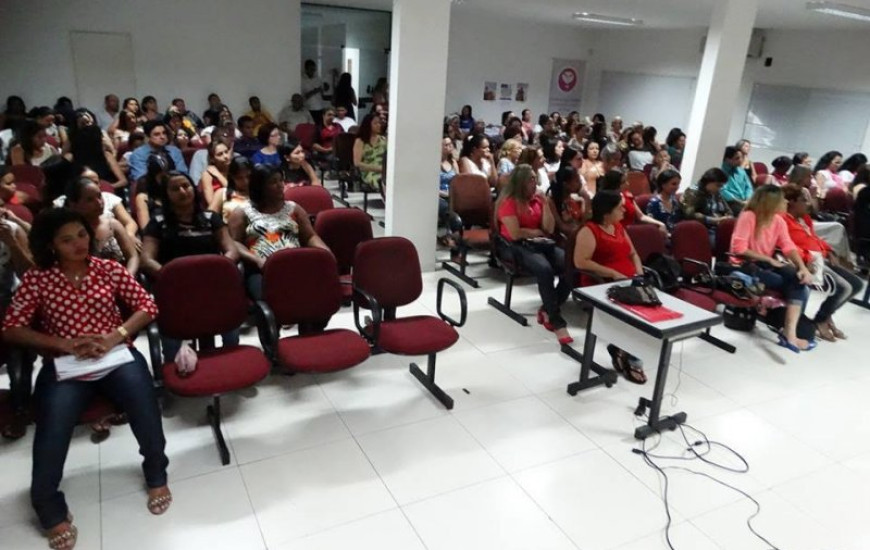 Mulheres participam de evento nesta 3ª