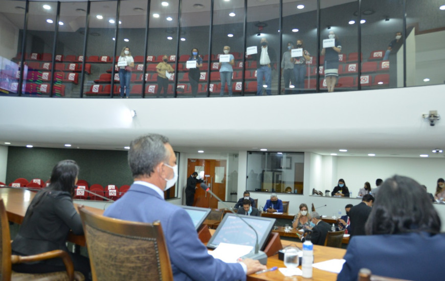 Deputados durante a sessão de terça-feira, 27.