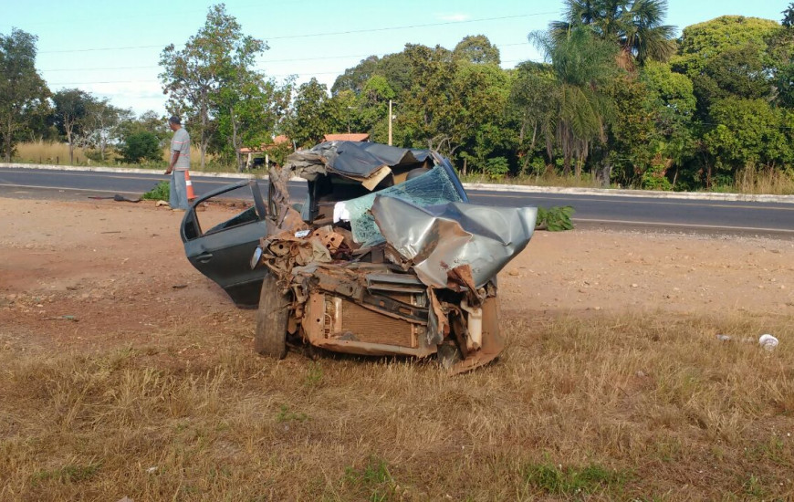 Carro ficou completamente destruído após a colisão