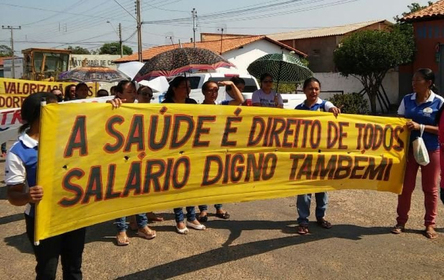 Servidores vão às ruas para cobrar salários