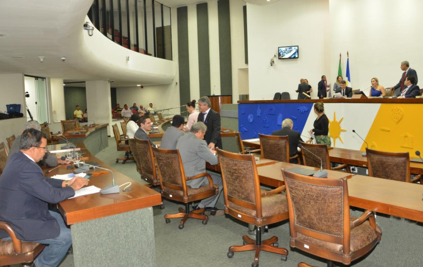 Deputados criticam recomendação do MPE