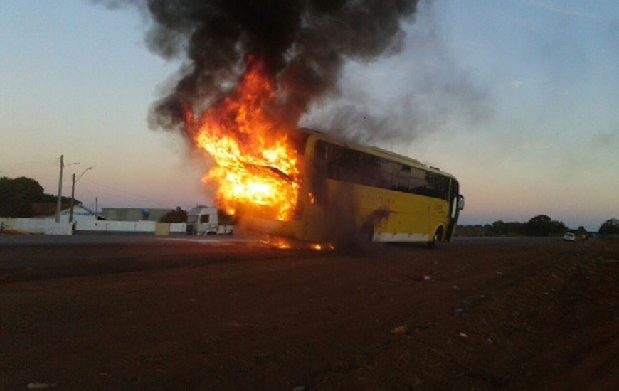 Veículo ficou totalmente destruído