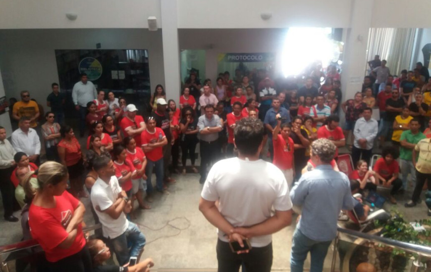 Momento em que oficial notifica professores na Câmara de Palmas