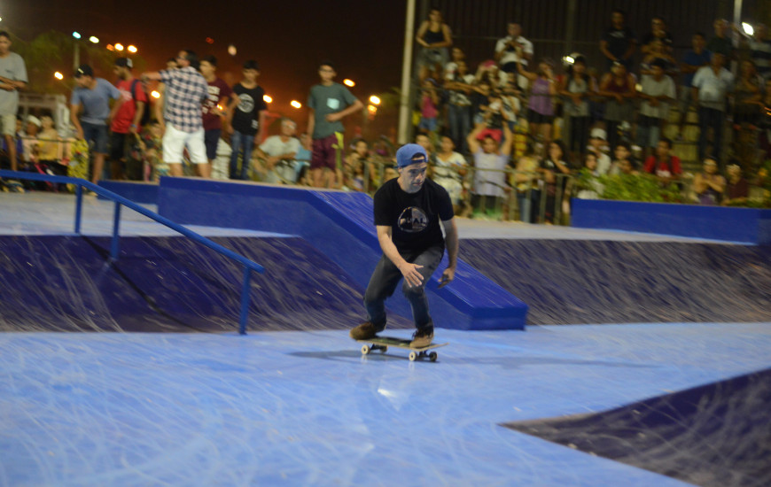 Atleta Mineirinho inaugura pista de skate do parque