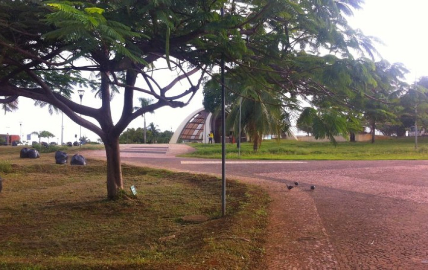 Praça dos Girassóis tem manutenção retomada