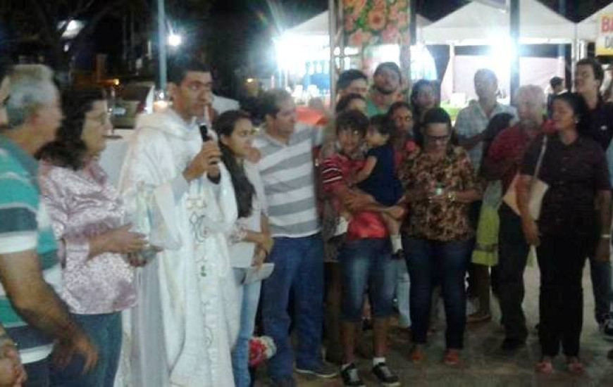 Padre Aderson abençoa famílias participantes
