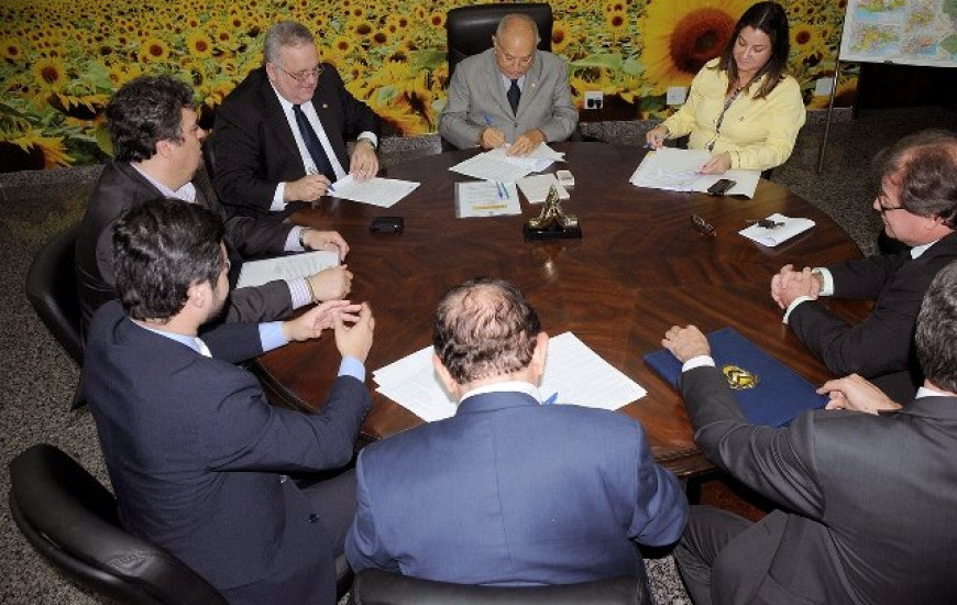 Governador assina contrato