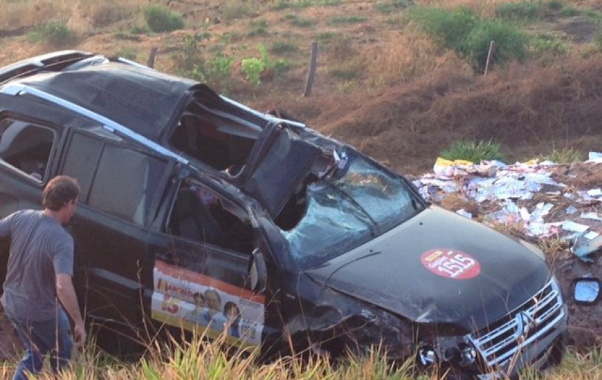 Carro capotou de 5 a 6 vezes
