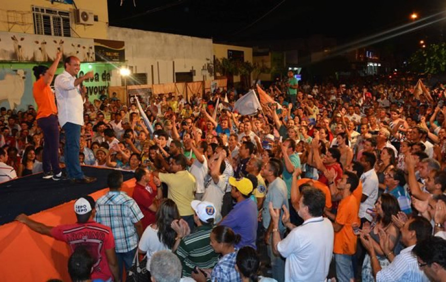 Sandoval Cardoso realiza comício em Colinas