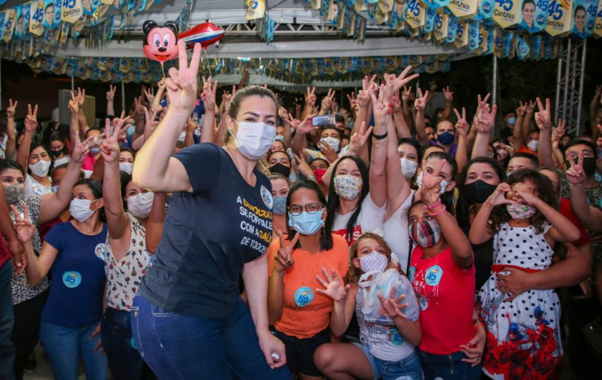Cinthia Ribeiro (PSDB) comemora a vitória.