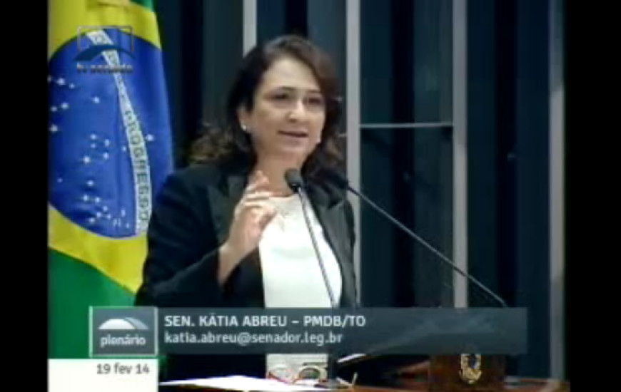 Senadora discursa