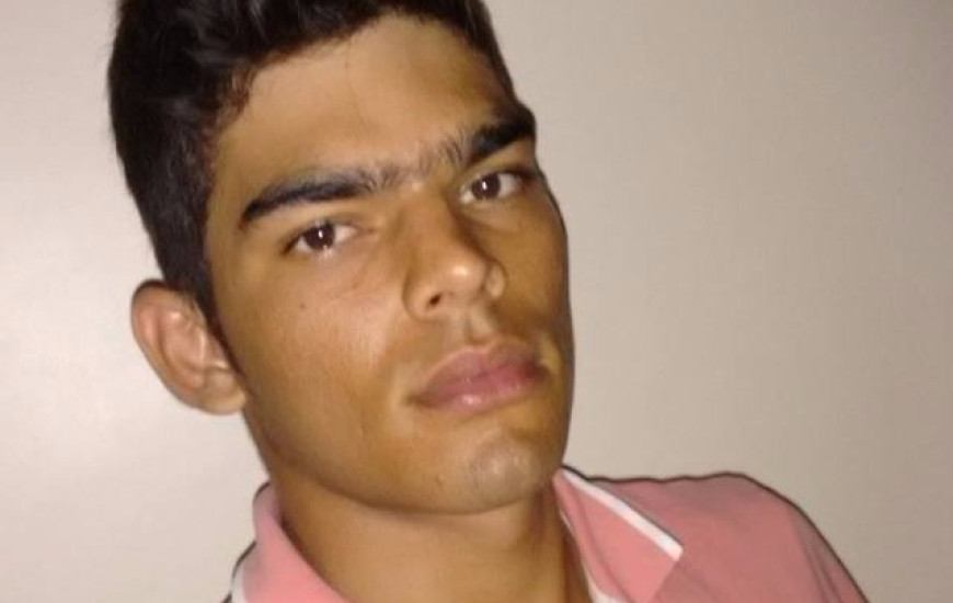 Willian, de 24 anos, nadava com dois amigos quando afundou no rio