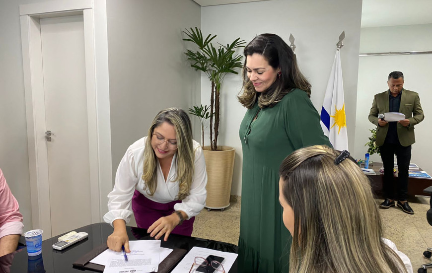 Fátima Sena toma posse como secretária municipal da Educação