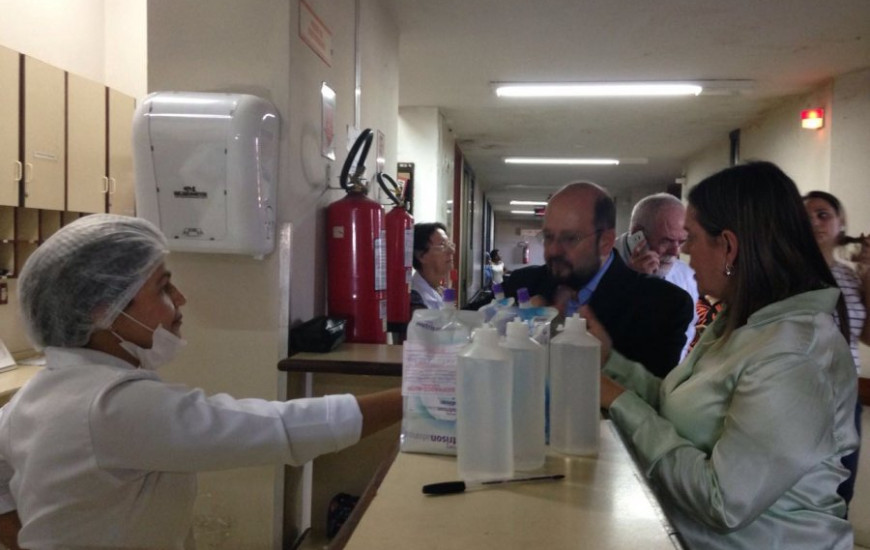 Claudia Lelis faz visita ao HGP