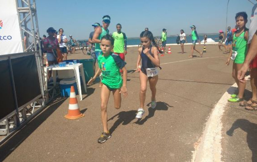 Helena de 9 anos competiu pela primeira vez; crianças fazem show a parte 