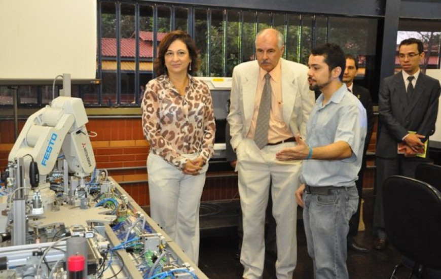 Senadora inaugura laboratório