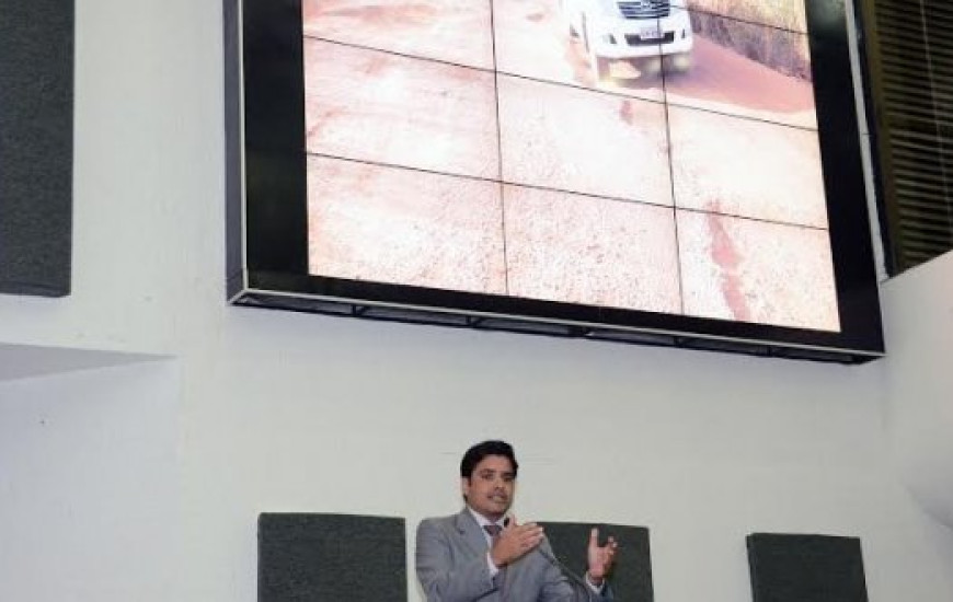 Na tribuna, Lelis mostrou slides da rodovia