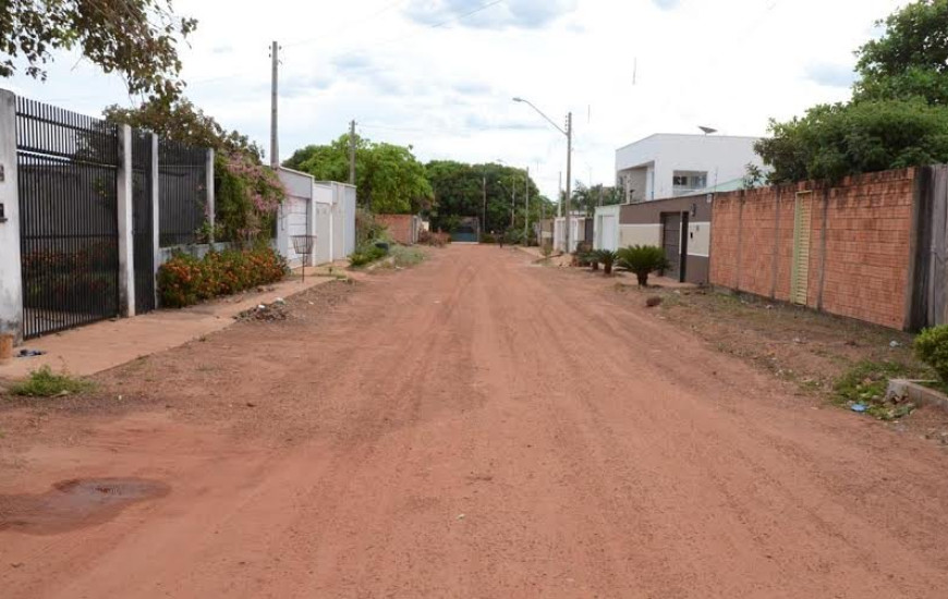 Moradores esperam por asfalto há anos