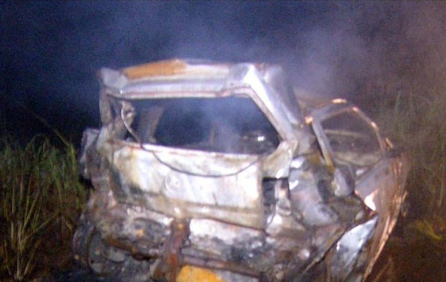 Um dos veículos, um carro de passeio, pegou fogo