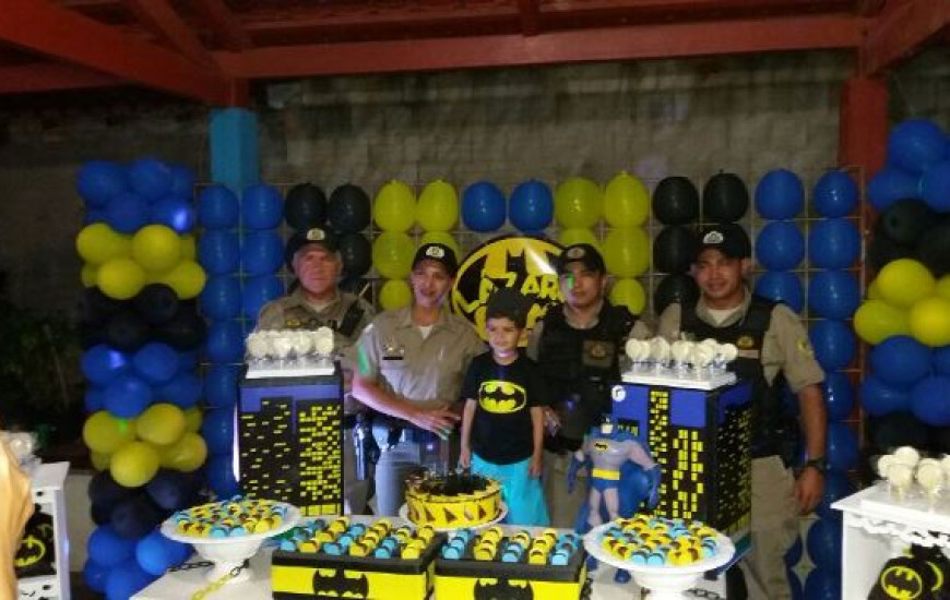 Militares participaram do aniversário do menino de 5 anos